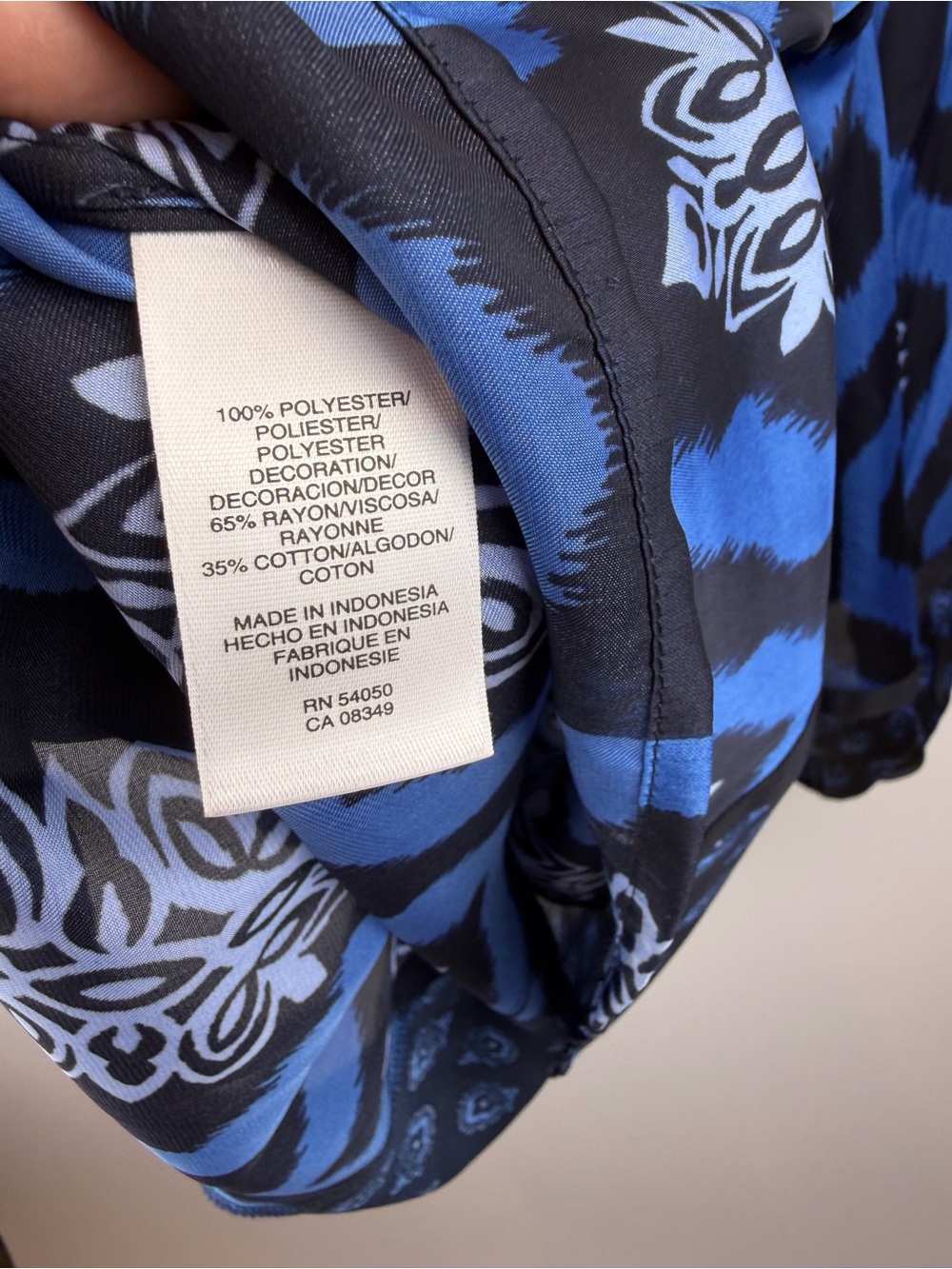 Jones New York Navy and Blue Printed V-Neck Blouse 2X - Picture 6 of 6